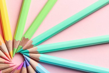 Renkli arka planda renkli kalemlerle kompozisyon