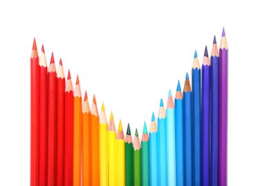 Beyaz arkaplanda renkli kalemlerle kompozisyon