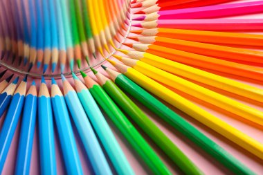 Renkli arka planda renkli kalemlerle kompozisyon