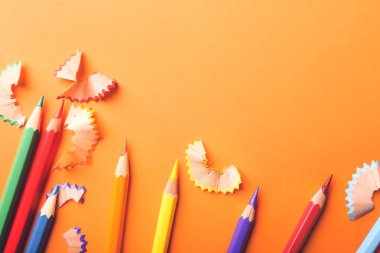 Renkli arka planda renkli kalemlerle kompozisyon