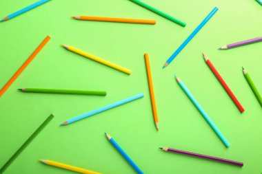 Renkli arka planda renkli kalemlerle kompozisyon