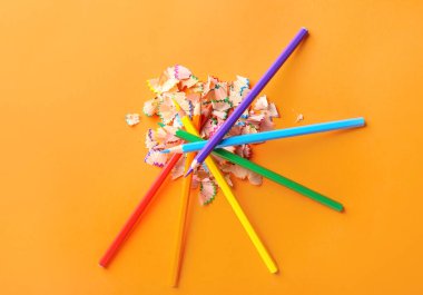 Renkli arka planda renkli kalemlerle kompozisyon