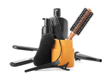 Beyaz arkaplanda kuaför aletleri kümesi