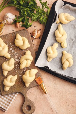 Renkli arkaplanda pişmemiş sarımsaklı çörekler ve çarşaf.