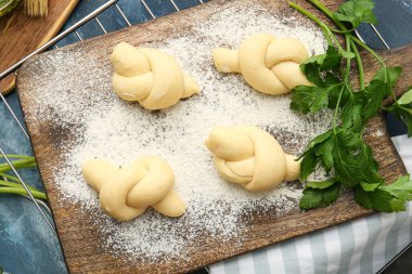 Renkli arka planda pişmemiş sarımsaklı çörekler olan tahta