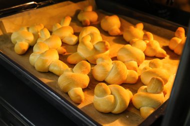 Fırında sarımsaklı çörek pişirmek.