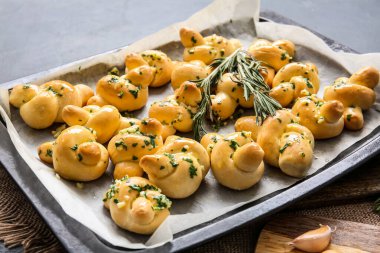 Koyu arkaplanda lezzetli sarımsaklı çörekler.