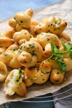 Renkli arkaplanda lezzetli sarımsaklı çörekler, yakın plan.