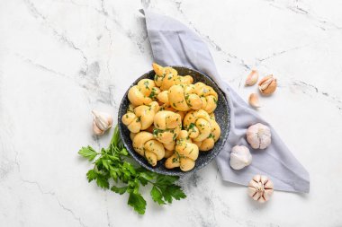 Hafif arka planda lezzetli sarımsaklı çörekler.