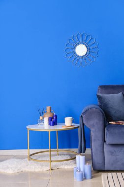 Rahat kanepesi ve yanan mumları olan şık bir oda.