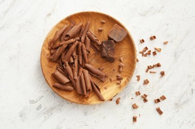 Kıvırcık bukleli tabaklar ve grunge arka planda çikolata parçaları.