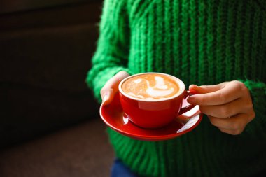 Lezzetli sütlü kahveli kadın, yakın plan.