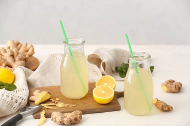 Hafif arkaplanda bir şişe sağlıklı zencefil suyu.