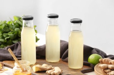 Mutfaktaki masada bir şişe sağlıklı zencefil suyu.