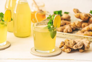 Hafif ahşap arka planda bir bardak sağlıklı zencefil suyu.