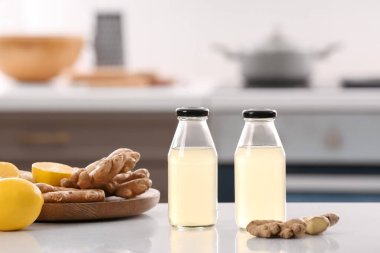 Mutfaktaki masada bir şişe sağlıklı zencefil suyu.