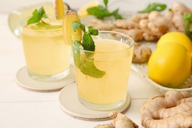 Hafif ahşap zemin üzerinde sağlıklı zencefil suyu bardakları