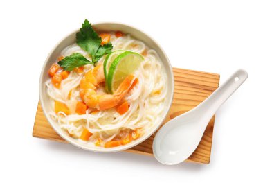 Beyaz arka planda Tayland erişte çorbası ile kase