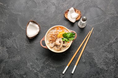 Arka planda Tayland eriştesi çorbası ile tencere pişiriyorum.