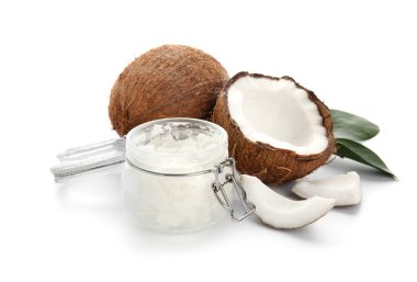 Beyaz arka planda hindistan cevizi yağlı kavanoz