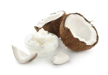 Beyaz arka planda hindistan cevizi yağlı kase