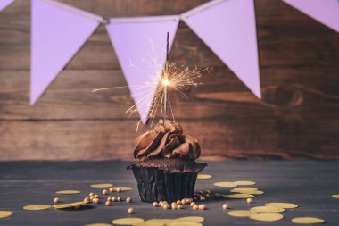 Masasında maytap olan lezzetli çikolatalı kek.