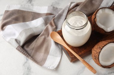 Hafif arkaplanda hindistan cevizli yoğurt kavanozu