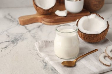 Hafif arkaplanda hindistan cevizli yoğurt kavanozu