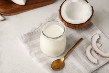 Hafif arkaplanda hindistan cevizli yoğurt kavanozu