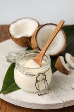 Hindistan cevizli yoğurt kavanozu masada.