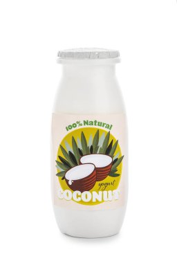 Beyaz arka planda bir şişe lezzetli hindistan cevizli yoğurt.