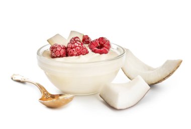 Beyaz arka planda ahududulu Hindistan cevizli yoğurt.