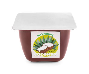 Beyaz arka planda plastik hindistan cevizi yoğurdu.