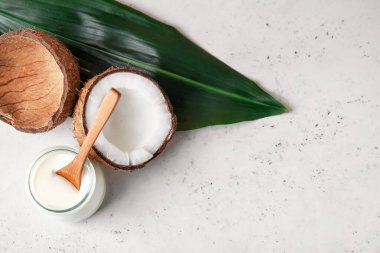 Hafif arka planda hindistan cevizli yoğurtlu kavanoz.