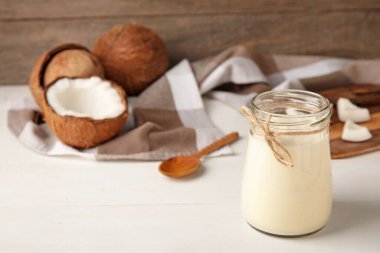 Hindistan cevizli yoğurt kavanozu masada.