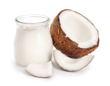 Beyaz arka planda hindistan cevizli yoğurt kavanozu