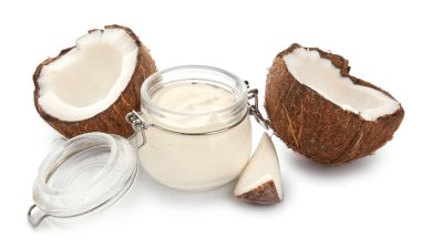 Beyaz arka planda hindistan cevizli yoğurt kavanozu