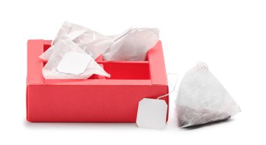 Beyaz arkaplanda çay poşetleri olan bir kutu