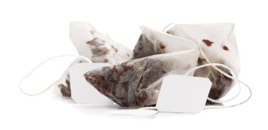 Beyaz arka planda kullanılmış çay poşetleri