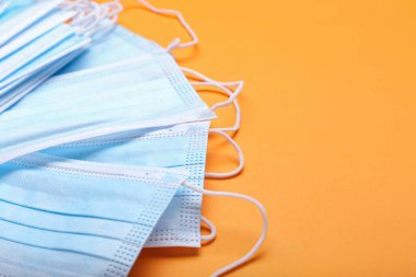 Renk arkaplanındaki tıbbi maskeler