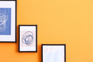 Renk duvarında resimler asılı şık çerçeveler