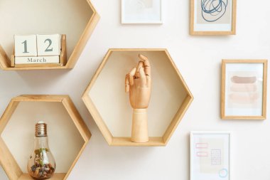 Işık duvarında dekor asılı resimler ve raflar