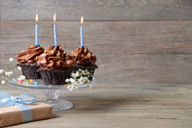 Ahşap arka planda lezzetli çikolatalı kekleri olan kompozisyon