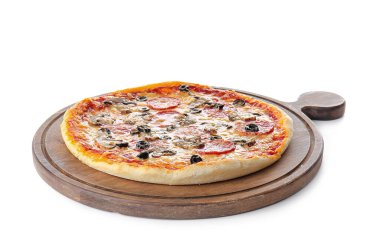 Beyaz arka planda lezzetli pizzalı tahta