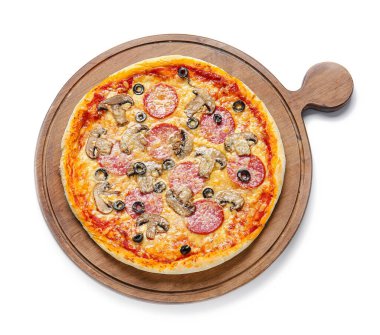 Beyaz arka planda lezzetli pizzalı tahta