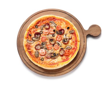 Beyaz arka planda lezzetli pizzalı tahta