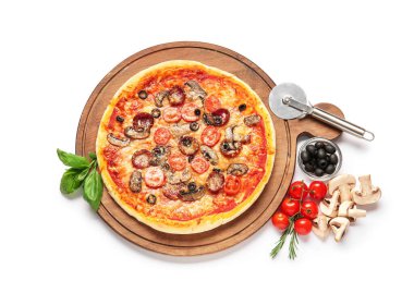 Beyaz arka planda lezzetli pizza ve malzemeler.