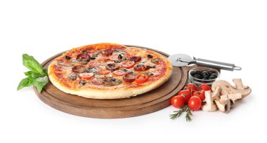 Beyaz arka planda lezzetli pizza ve malzemeler.