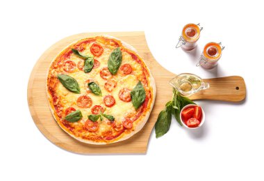 Beyaz arka planda lezzetli pizza ve malzemeler.