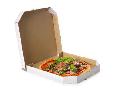 Beyaz zemin üzerinde lezzetli pizzalar olan karton kutu.